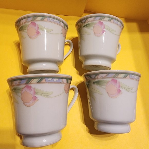 Adorable Pink Lilly footed mugs - set of 4 Gibson Saratoga - New - Picture 3 of 15